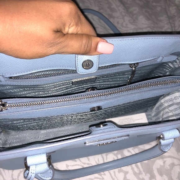 A beauitiful PRADA Handbag (SAFFIANO) - Picture 3 of 3